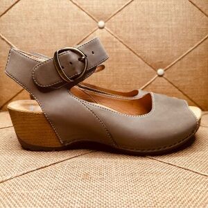 Dansko Tiana Khaki Nubuck Leather Platform Wedge Sandal Shoe Ws 9.5 – 10 / 40